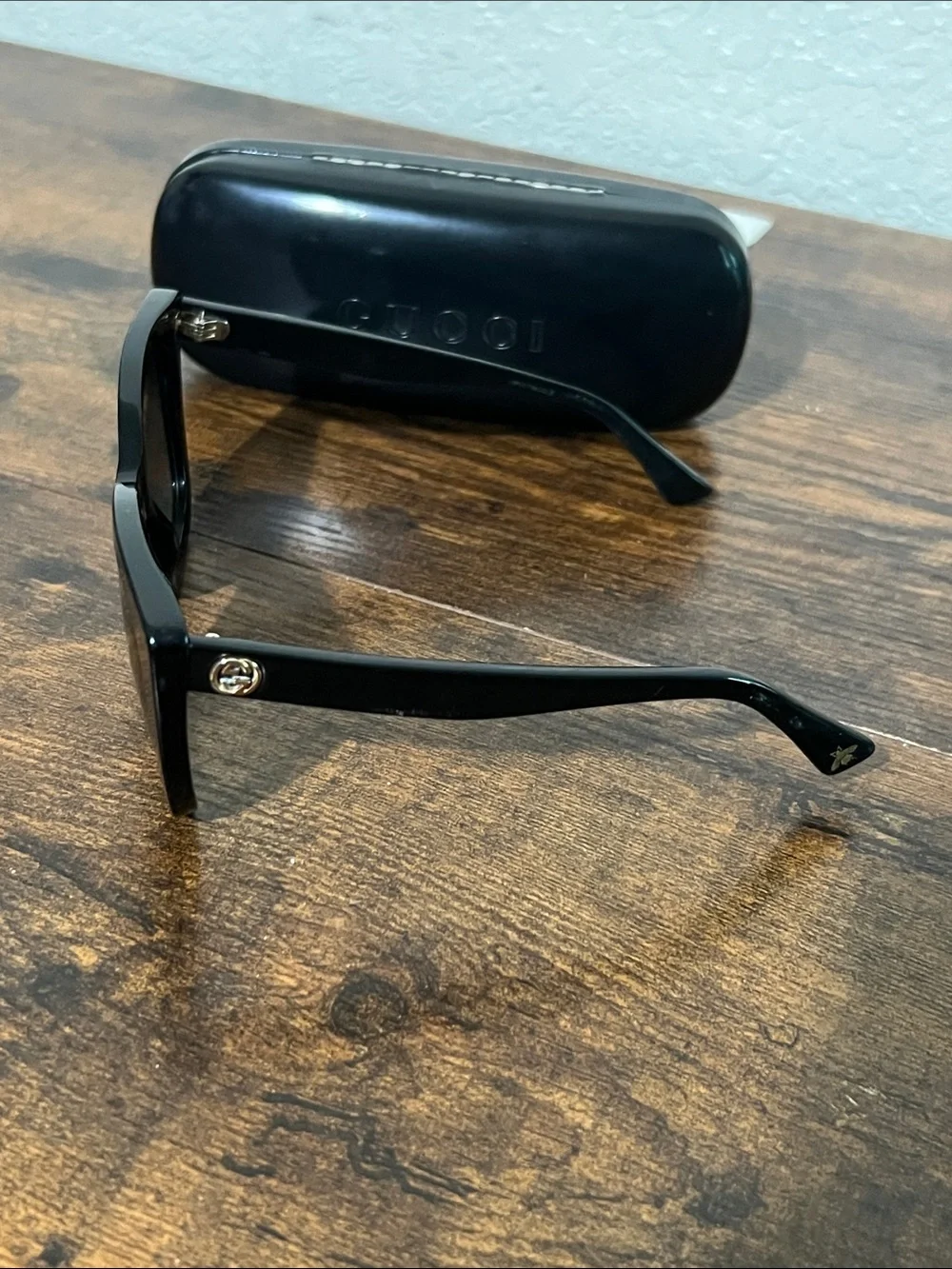 Gucci Black Square Sunglasses with Gold Logo Accent GG0163S 001 51[]22